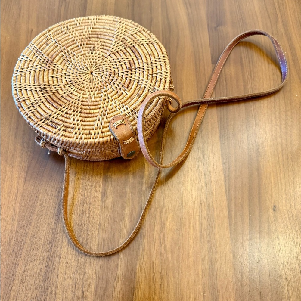 Elegant Woven Crossbody Bag with Brown Strap